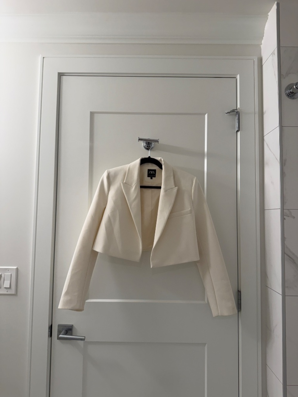 Zara Ivory Cropped Blazer – Tailored Long Sleeve Jacket